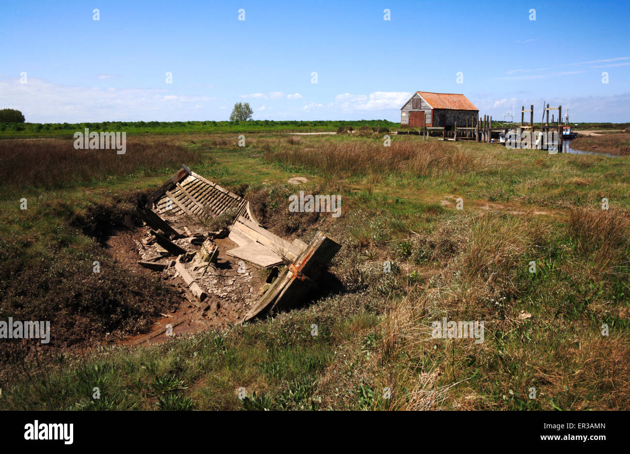 Eine Landschaft mit den Resten eines verwesenden Bootes bei Dornweiler, Norfolk, England, Vereinigtes Königreich. Stockfoto