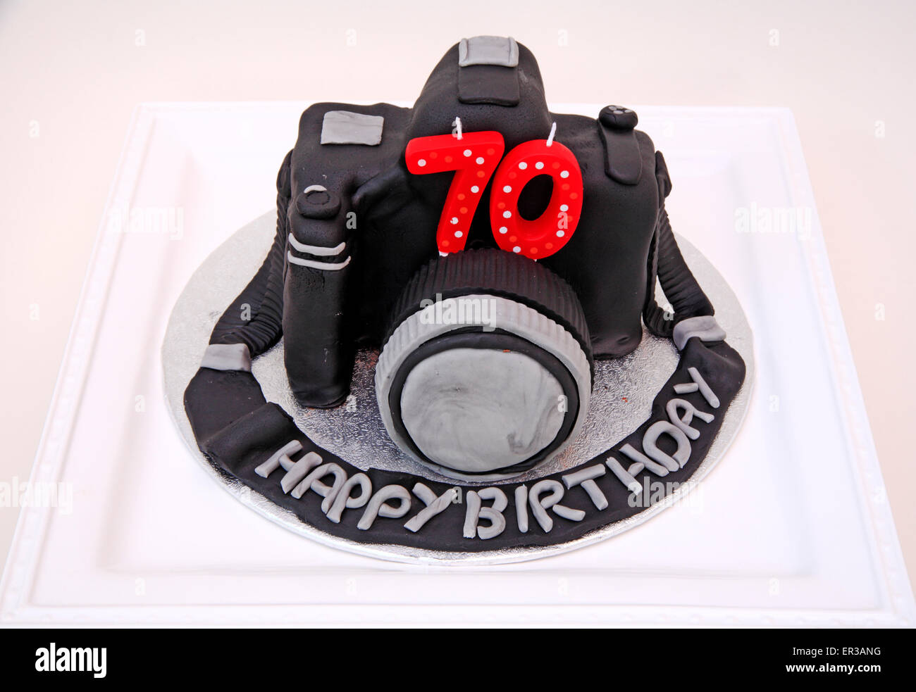 Ein siebzigsten Geburtstag Kuchen in der Form einer Kamera. Stockfoto