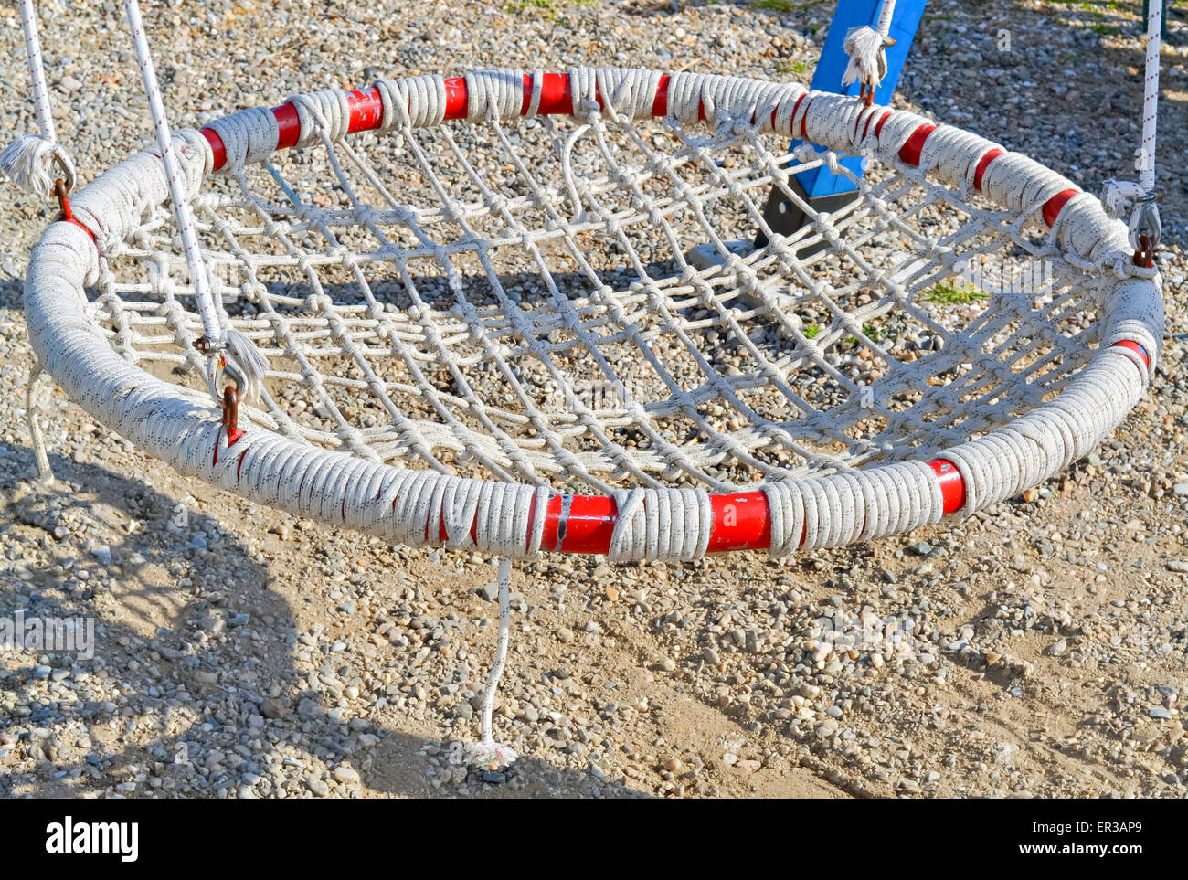 Hanf-Schaukel auf dem Spielplatz für kleine Kinder im park Stockfoto