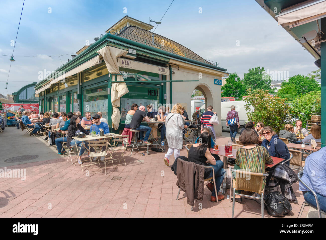 Naschmarkt Wien Cafe, Blick auf die Besucher des riesigen Wiener Naschmarkt entspannen in einer der vielen Cafés der Gegend, Wien, Österreich, Stockfoto