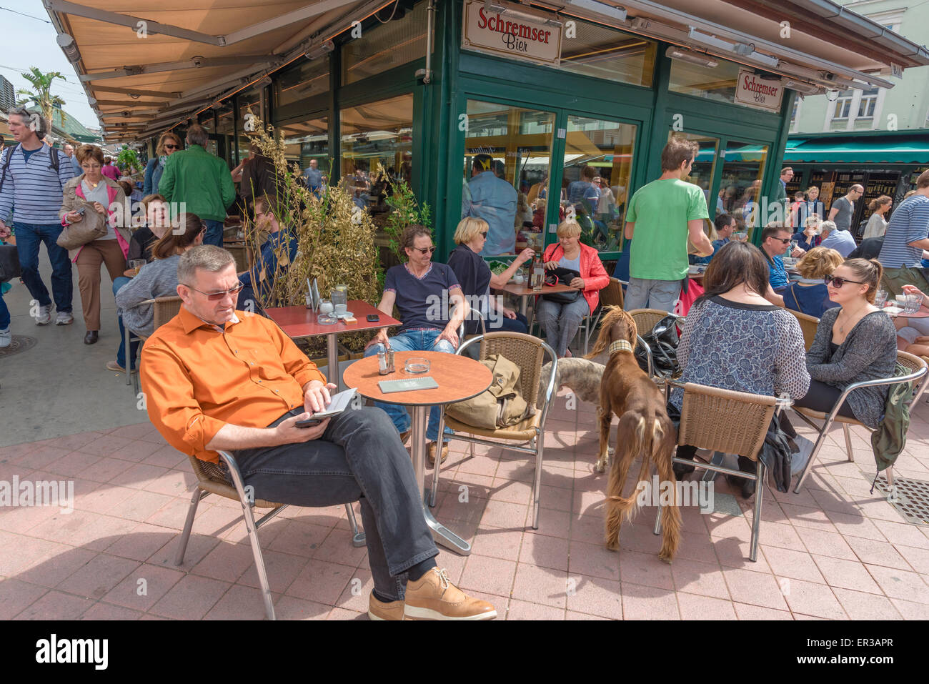 Café Wien Naschmarkt, Besucher der riesigen Naschmarkt draussen auf der Terrasse einer der vielen Bars der Gegend, Wien, Österreich zu entspannen. Stockfoto