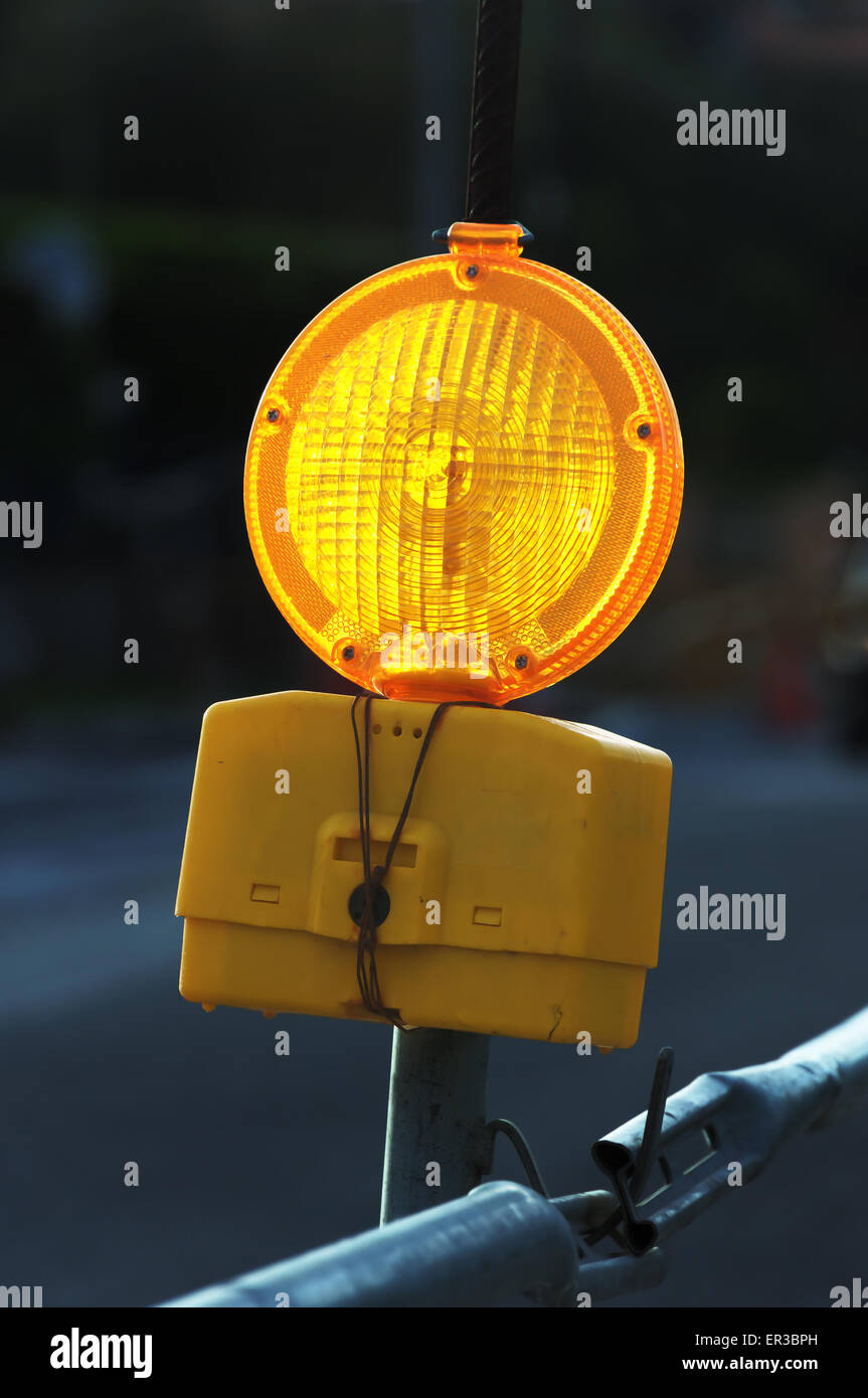 gelbes Licht Ampel zur Vorsicht Stockfoto