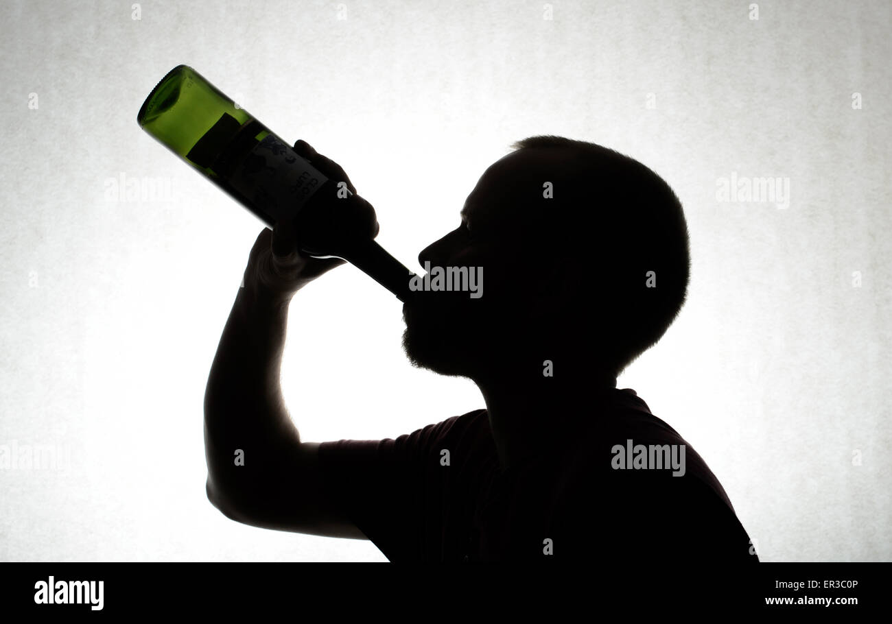 ILLUSTRATION - trinkt ein Mann aus einer Flasche Wein in Dresden (Sachsen), Deutschland, 21. Mai 2015. Foto: Thomas Eisenhuth/Dpa - kein Draht-Dienst- Stockfoto