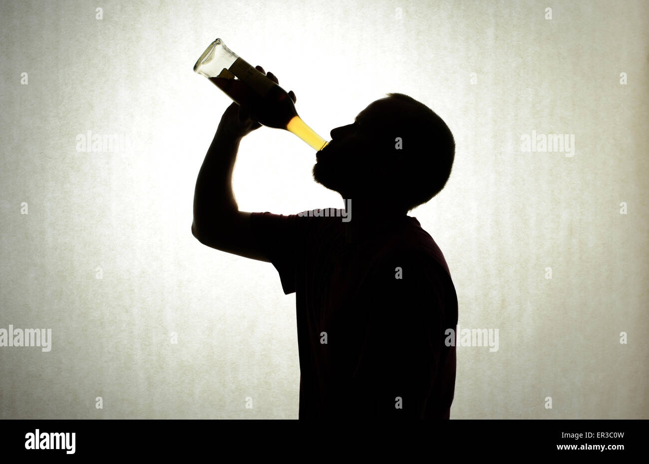 ILLUSTRATION - trinkt ein Mann aus einer Flasche Whisky in Dresden (Sachsen), Deutschland, 21. Mai 2015. Foto: Thomas Eisenhuth/Dpa - kein Draht-Dienst- Stockfoto