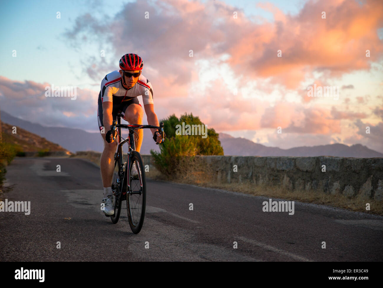 Mann Radfahren bei Sonnenuntergang, Korsika, Frankreich Stockfoto