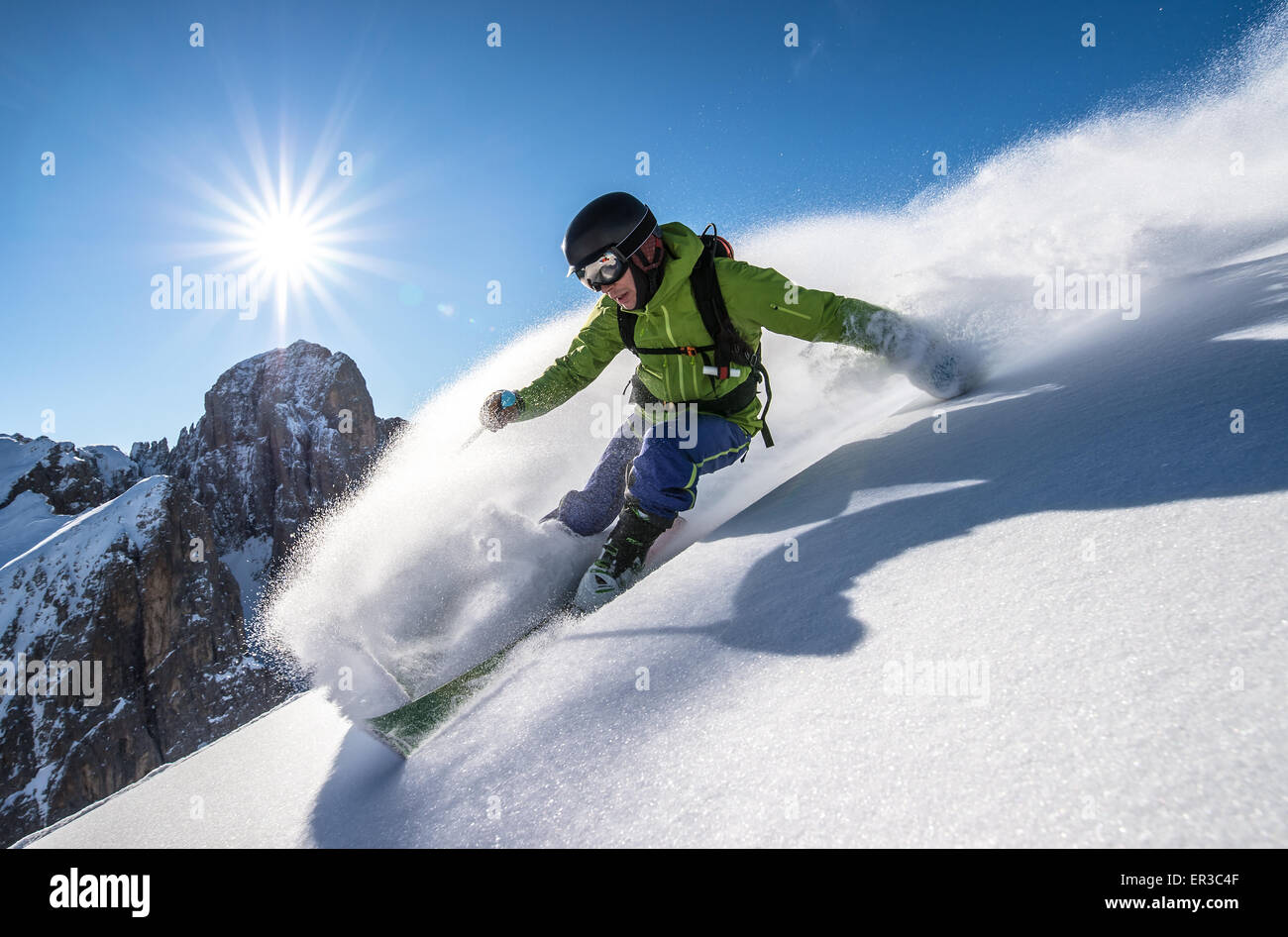 Mann Skifahren abseits der Piste, Dolomiten, Italien Stockfoto