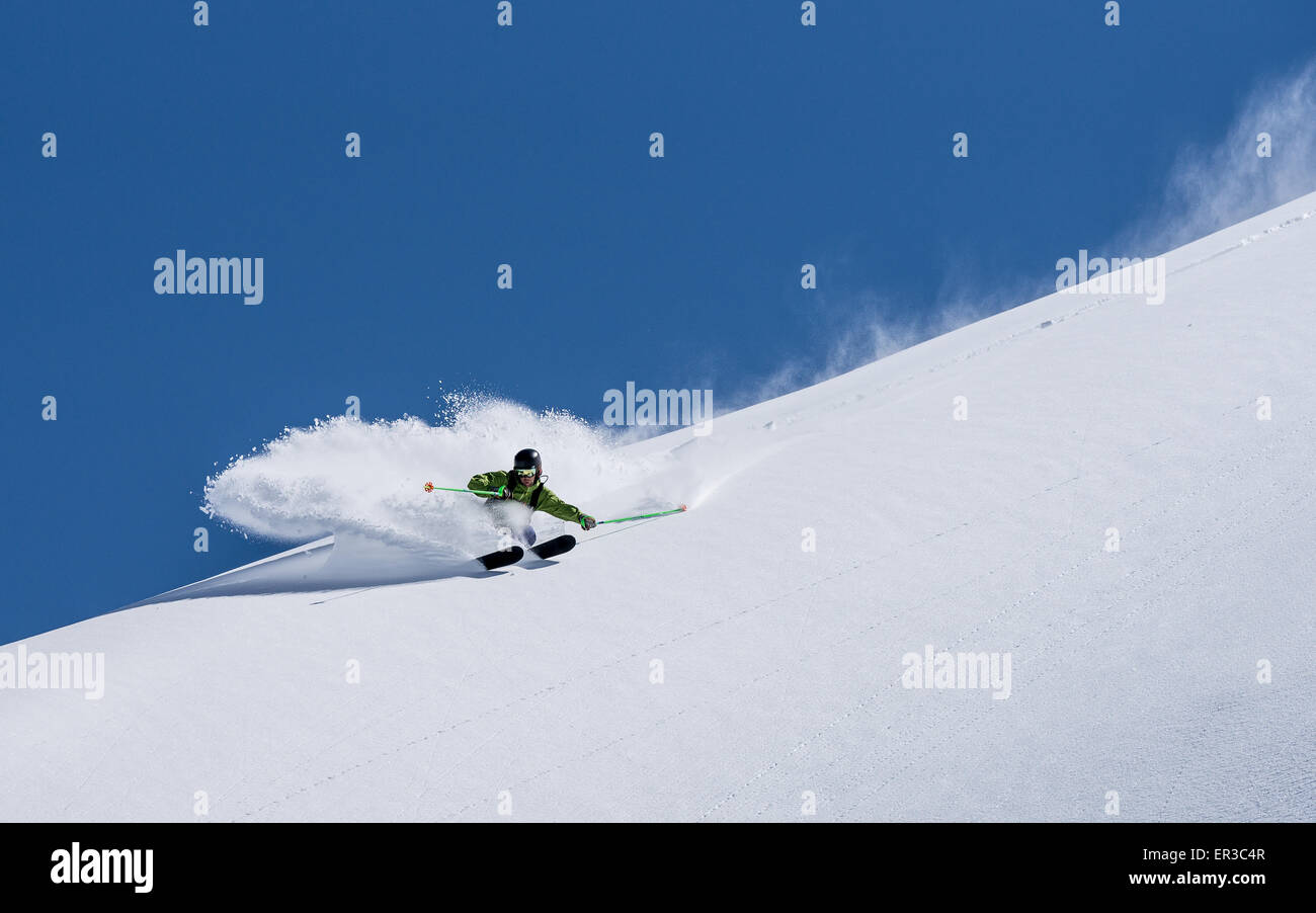 Mann-Powder-skiing, Salzburg, Österreich Stockfoto