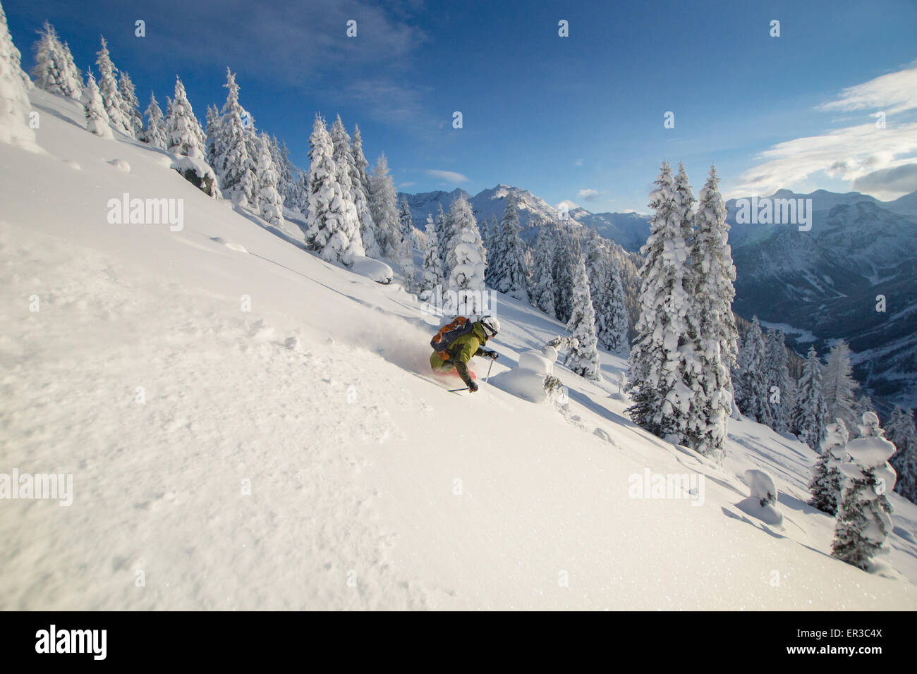 Mann-Powder-skiing, Salzburg, Österreich Stockfoto