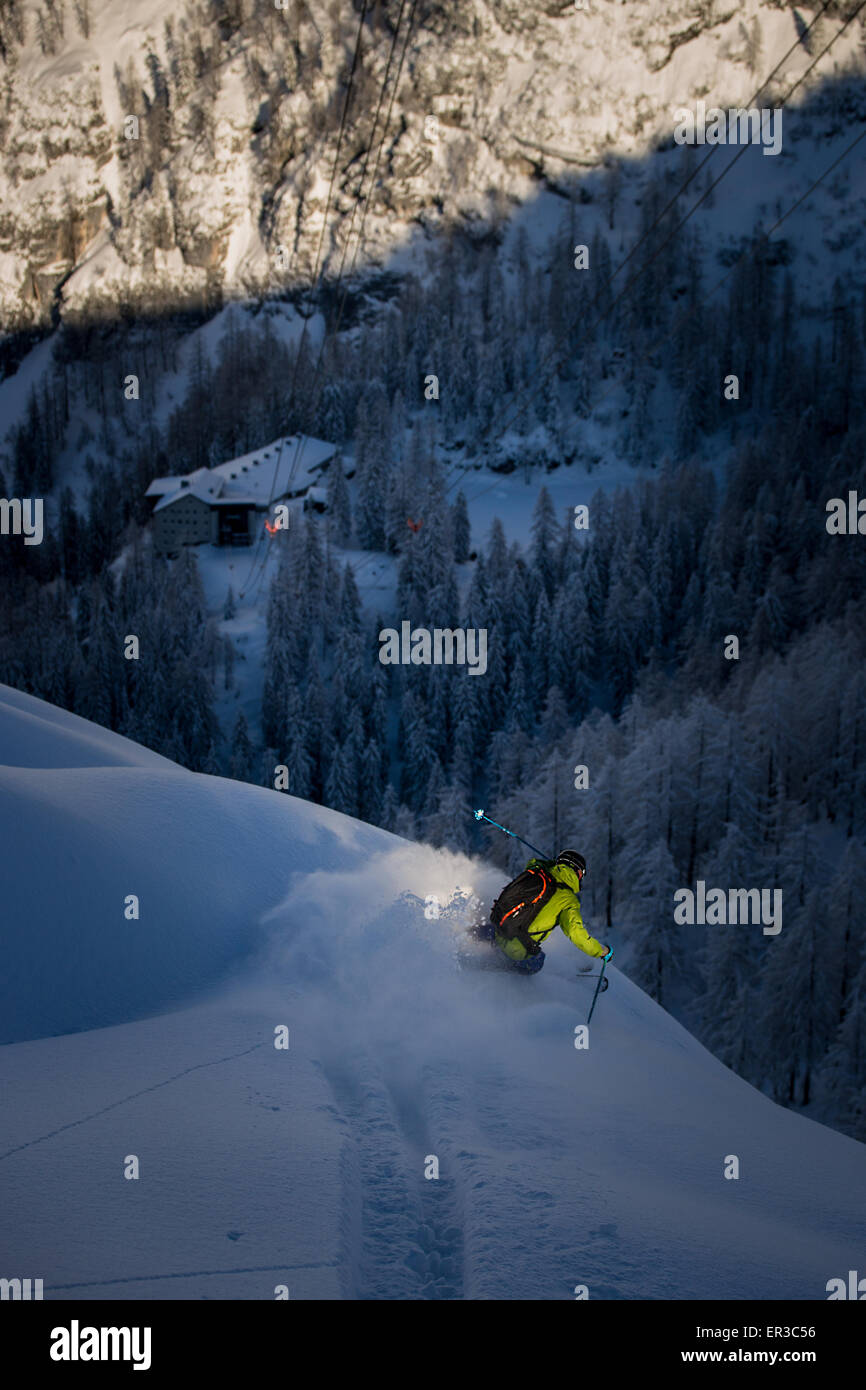 Mann-Powder-skiing in der Abenddämmerung, Salzburg, Österreich Stockfoto
