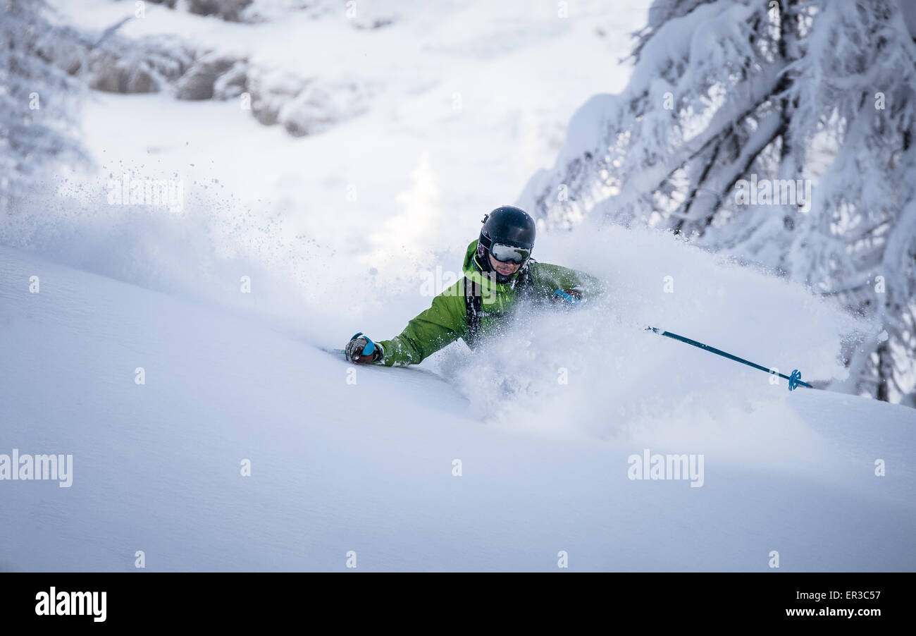 Mann tiefen Pulverschnee Skifahren in Österreich Stockfoto