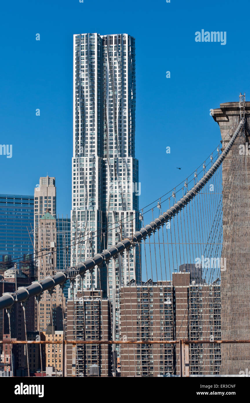 Blick von der Brooklyn-Brücke auf einem Wolkenkratzer Stockfoto