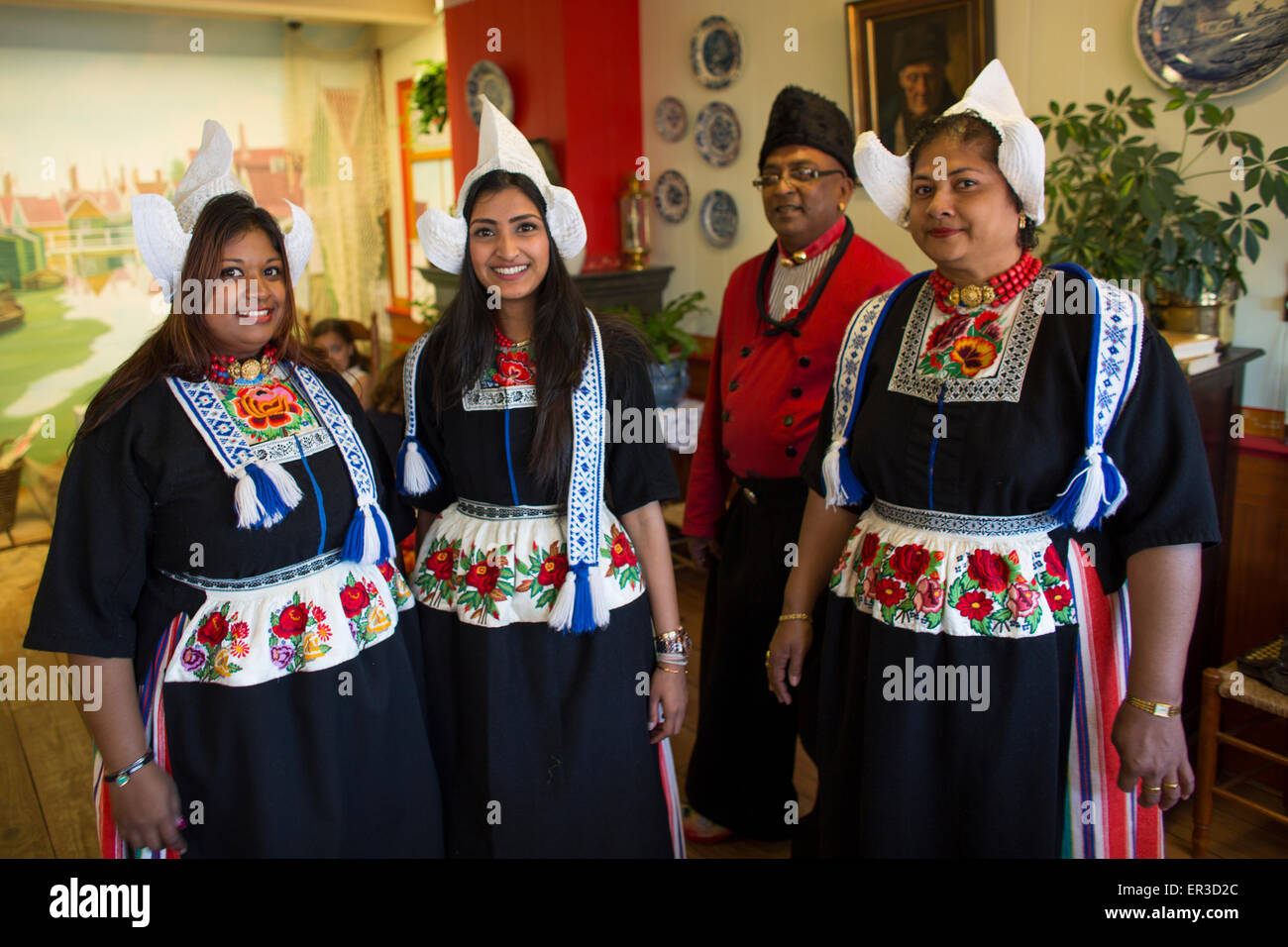 Touristen, die putzt sich in alter holländischer Folklore Kleider in Volendam, Holland Stockfoto
