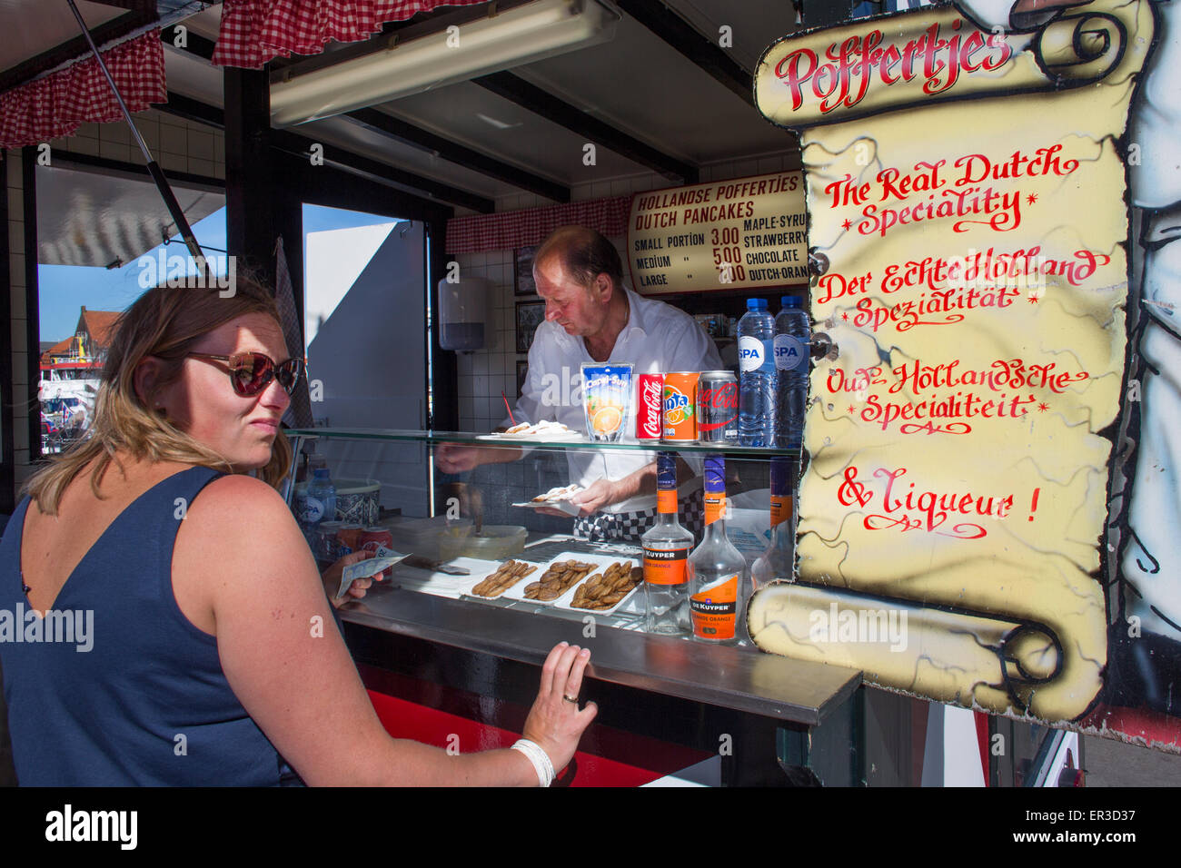 Poffertjes sind kleine holländische Pfannkuchen Stockfotografie - Alamy