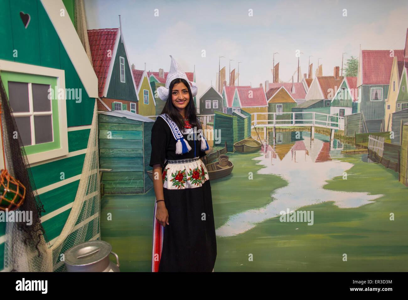 Touristen, die putzt sich in alter holländischer Folklore Kleider in Volendam, Holland Stockfoto