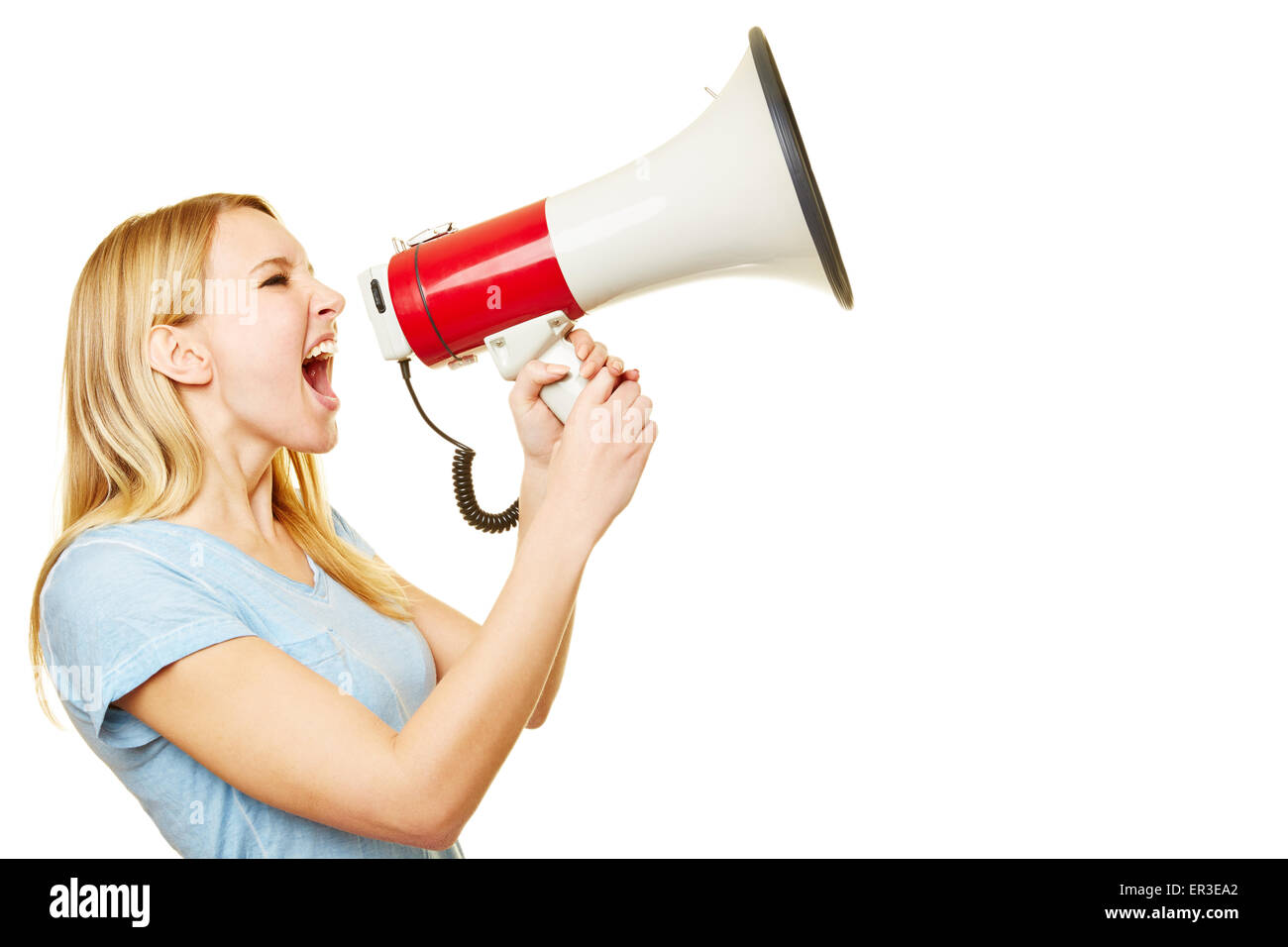 Junge blonde Frau in einem großen Megaphon laut zu schreien Stockfoto