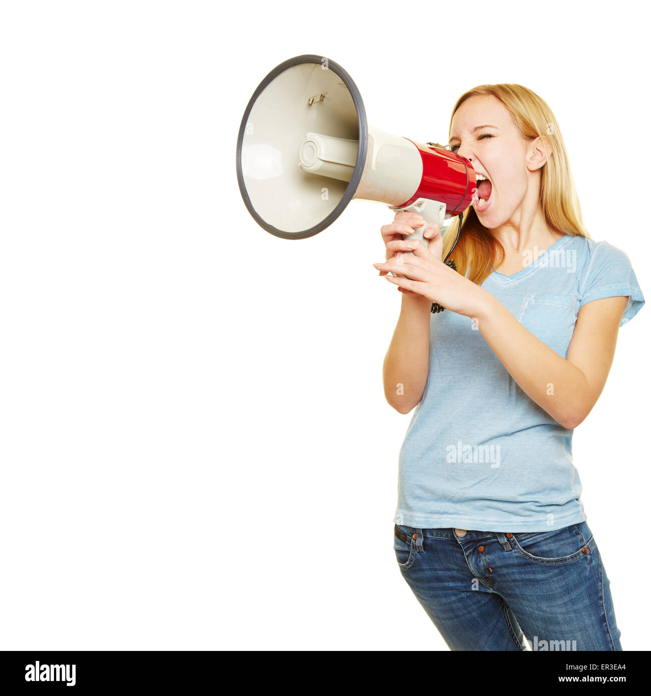 Junge blonde Frau mit einem großen Megaphon laut schreien Stockfoto