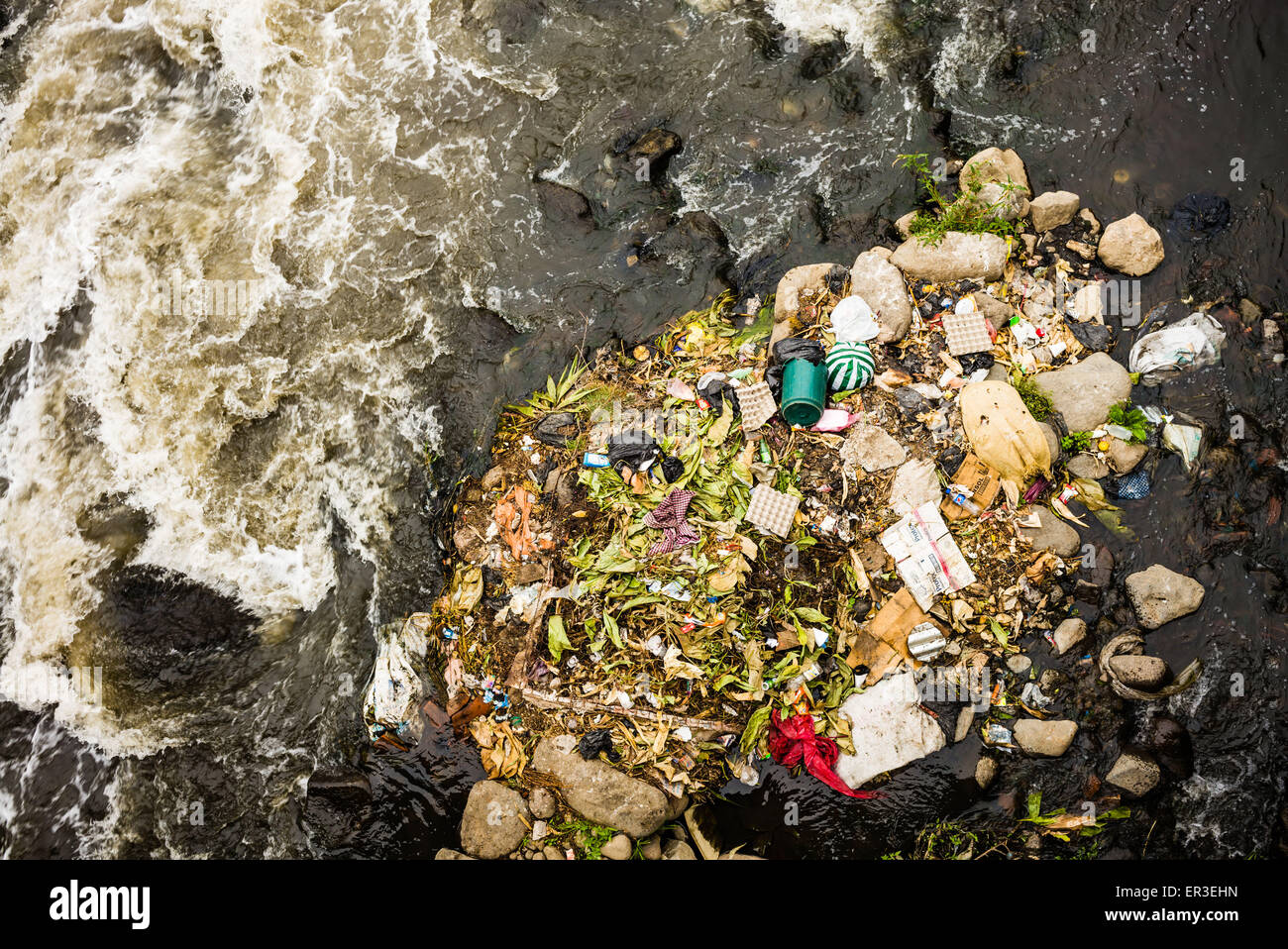 Abfälle in einem Fluss, Zunil Guatemala. Stockfoto