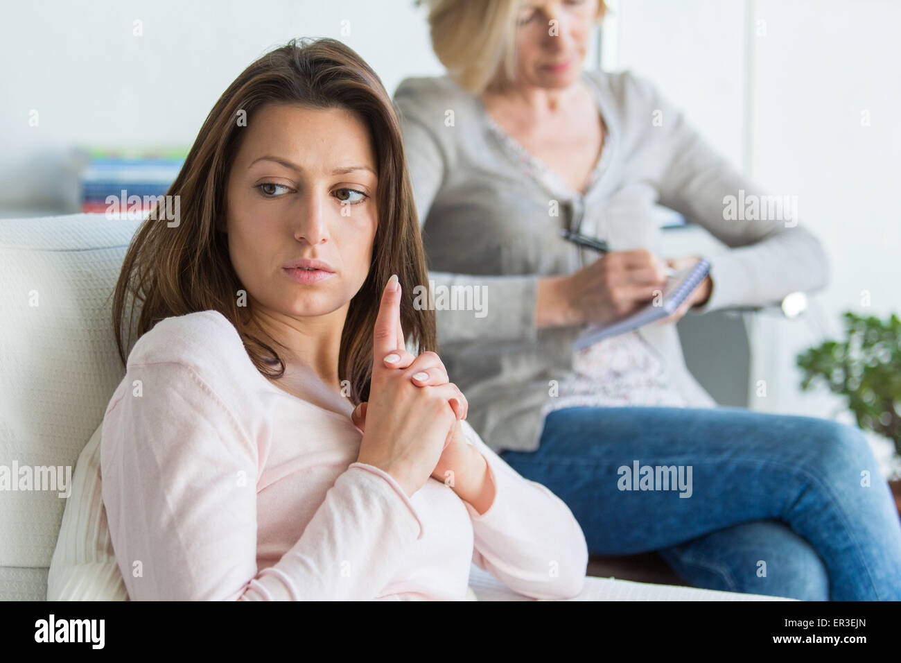 Zwei Frauen mit einem Gespräch. Stockfoto
