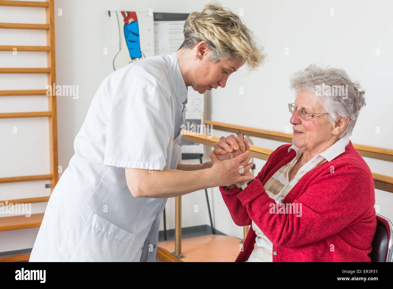 Osteoporose-Patienten erreichte im Muskelaufbau-Sitzung mit einem Physiotherapeuten, Krankenhaus Bordeaux, Frankreich. Stockfoto