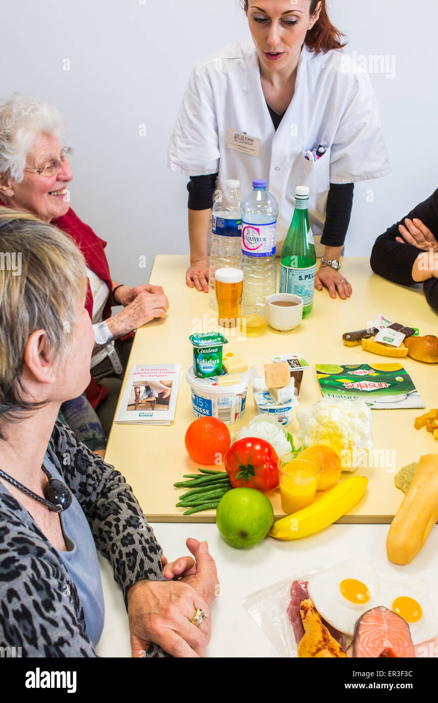 Ernährungsberater führt einen Workshop und therapeutische Ernährungserziehung bei Patienten mit Osteoporose. Krankenhaus von Bordeaux, Frankreich. Stockfoto