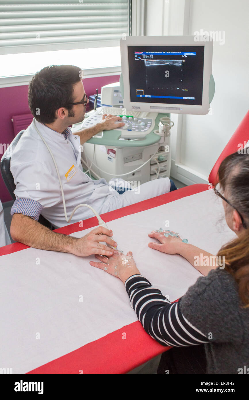 Die Hand Ultraschall eines Patienten mit rheumatoider Arthritis unter der Leitung von einem Rheumatologen, Krankenhaus in Bordeaux, Frankreich. Stockfoto