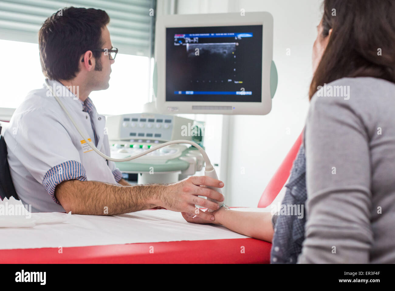 Ultraschall-Karpal-Tunnel durch einen Rheumatologen, Bordeaux-Krankenhaus. Stockfoto