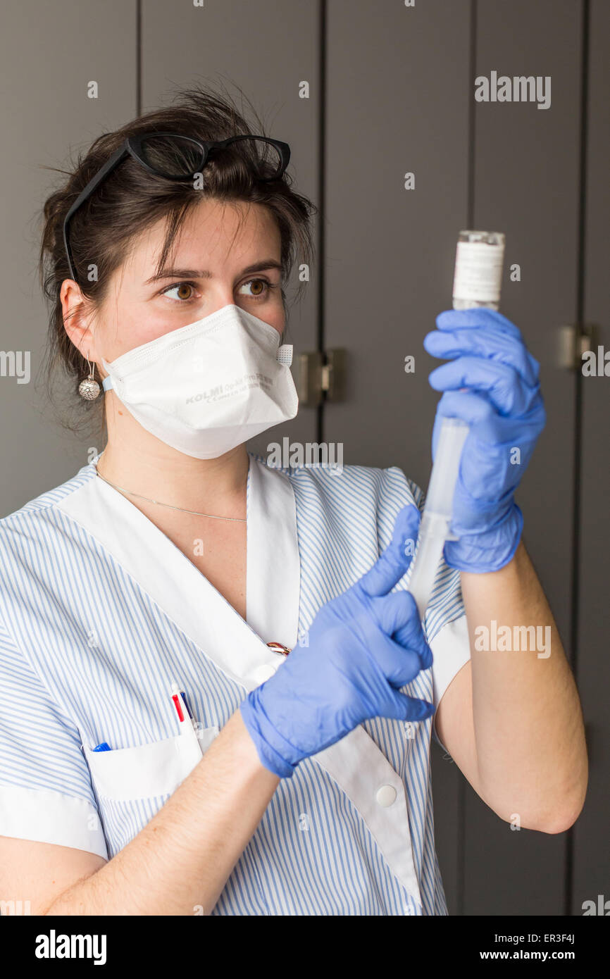 Krankenschwester Vorbereitung ein Tropf, Bordeaux Krankenhaus, Frankreich. Stockfoto