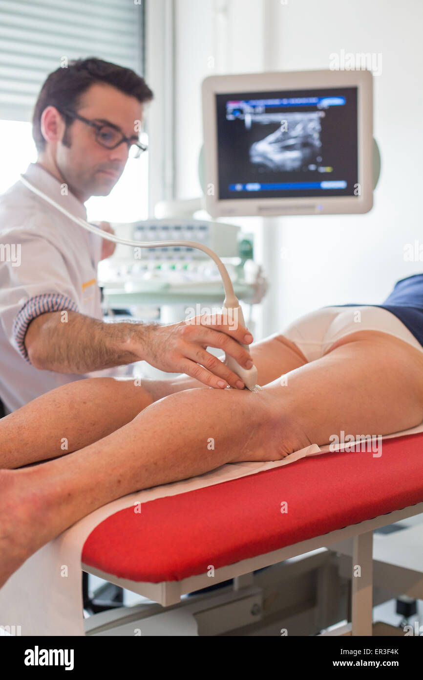 Ultraschall des Knies eines Patienten mit rheumatoider Arthritis unter der Leitung von einem Rheumatologen, Krankenhaus in Bordeaux, Frankreich. Stockfoto