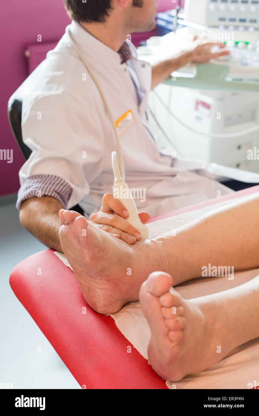 Ultraschall des Sprunggelenks eines Patienten mit Gicht durchgeführt durch einen Rheumatologen, Krankenhaus in Bordeaux, Frankreich. Stockfoto