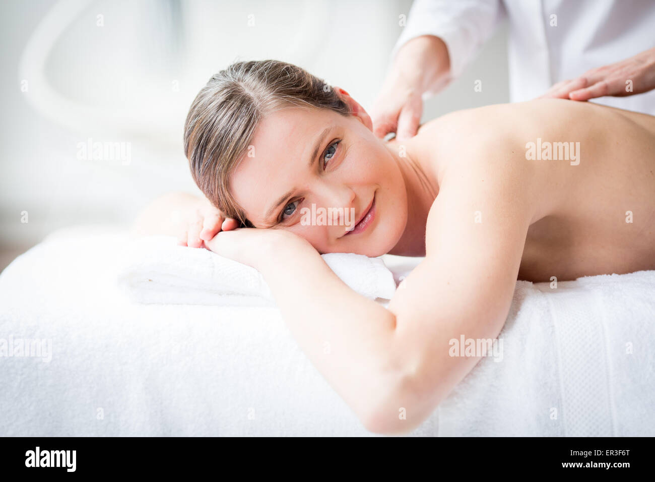 Frau erhält eine Rückenmassage. Stockfoto
