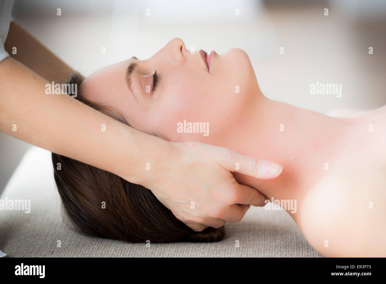 Frauenkopf, durch ein Osteopath manipuliert zu werden. Stockfoto