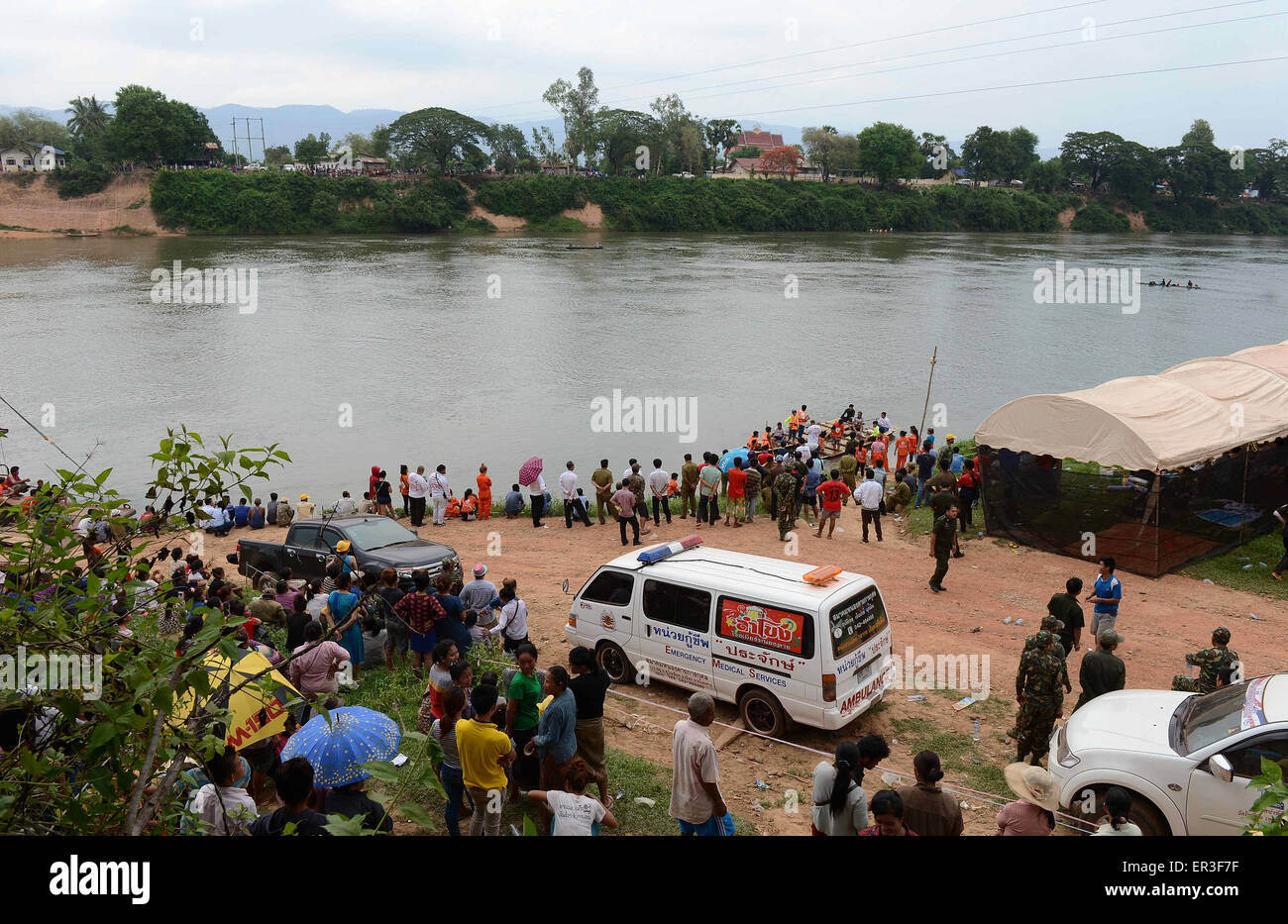 Vientiane, Laos. 26. Mai 2015. Zuschauer beobachten den Suchvorgang am Ufer des Flusses Nam Ngum in Vientiane, Laos, 26. Mai 2015. Zehn Grundschüler vermisst und werden laut der örtlichen Polizei gefürchtet in Laos nach dem Boot ertrunken, die sie in einer großen Mekong Nebenfluss Dienstagmorgen Ortszeit, kenterte in unterwegs waren. © Liu Ailun/Xinhua/Alamy Live-Nachrichten Stockfoto