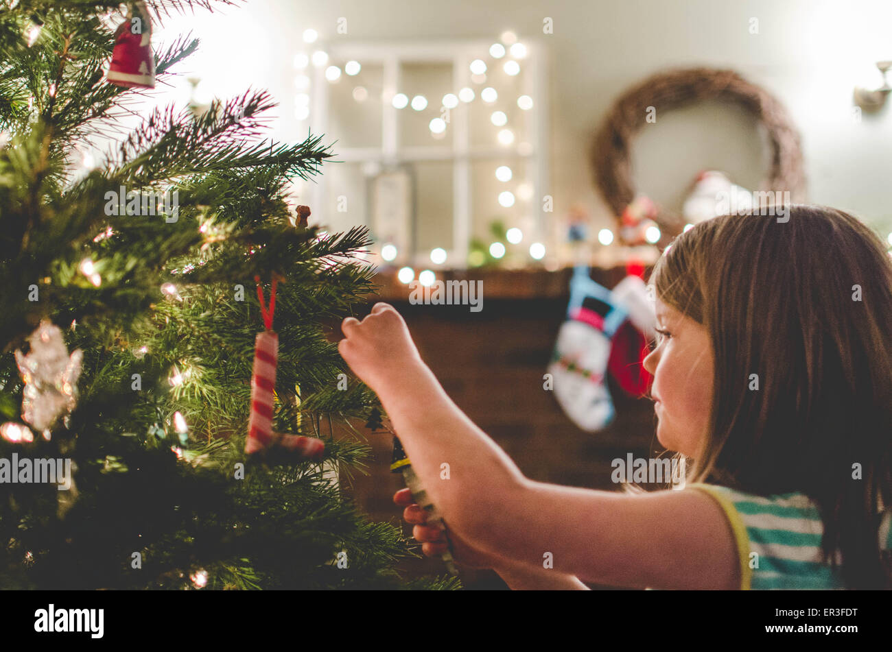 Mädchen, die einen Weihnachtsbaum Dekoration Stockfoto