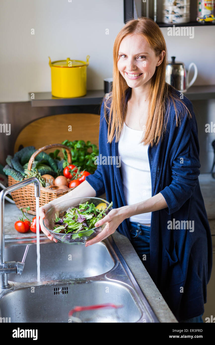 Frau waschen Gemüse. Stockfoto