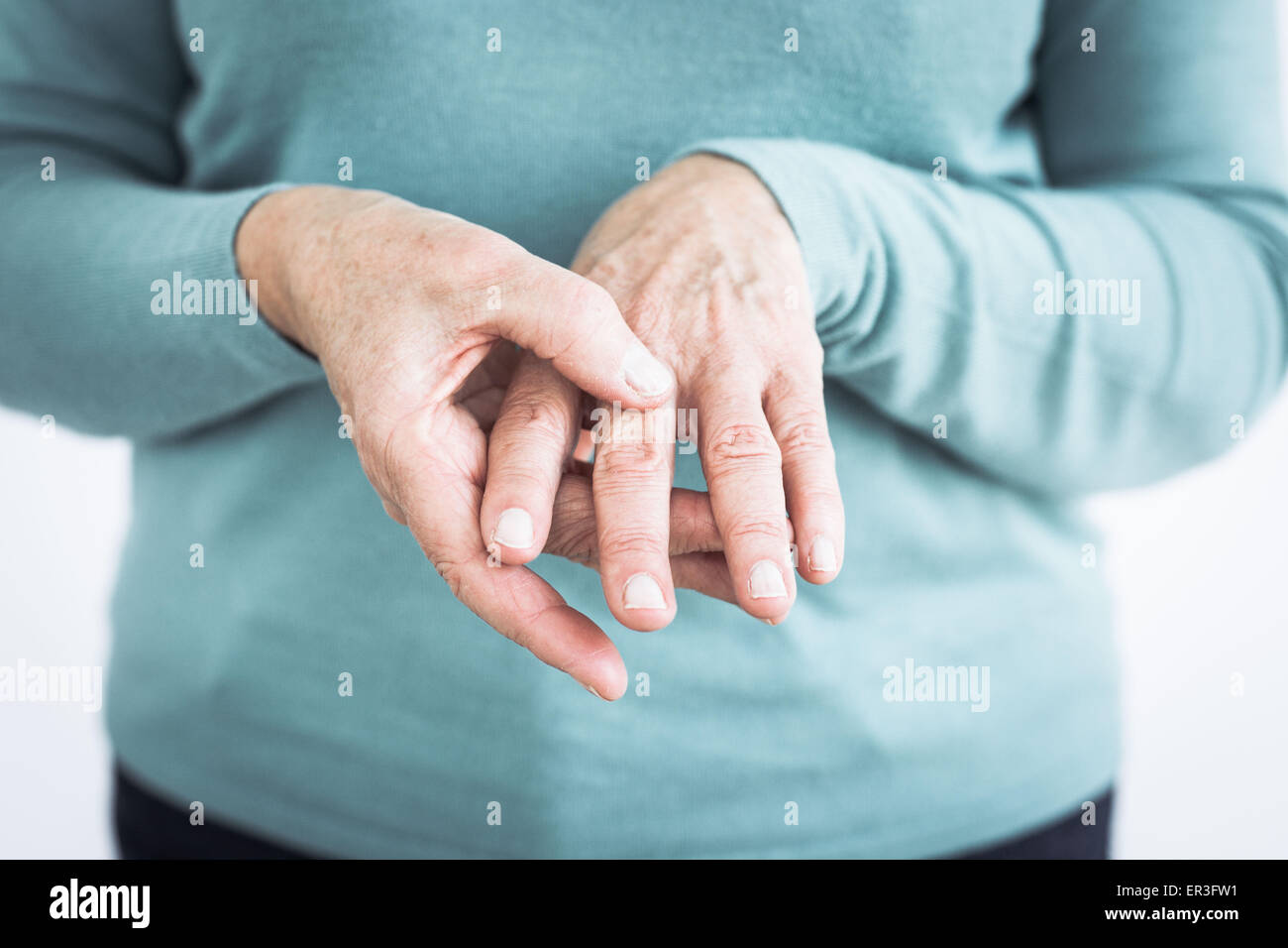 Ältere Frau leidet ein Gelenk Schmerzen in der Hand. Stockfoto