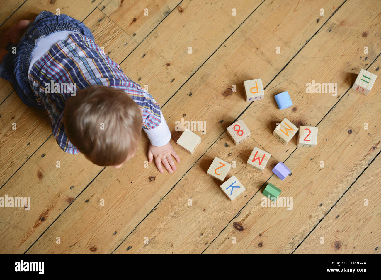 Baby Junge spielt mit Abc Blocks, Draufsicht Stockfoto