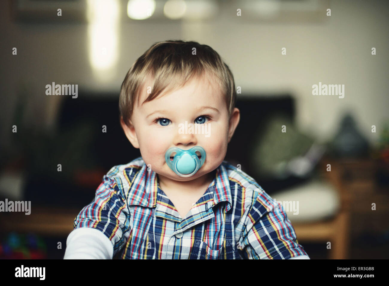 Baby 3 Monate Immer Faust Im Mund 2 monate mit schnuller -Fotos und -Bildmaterial in hoher Auflösung – Alamy