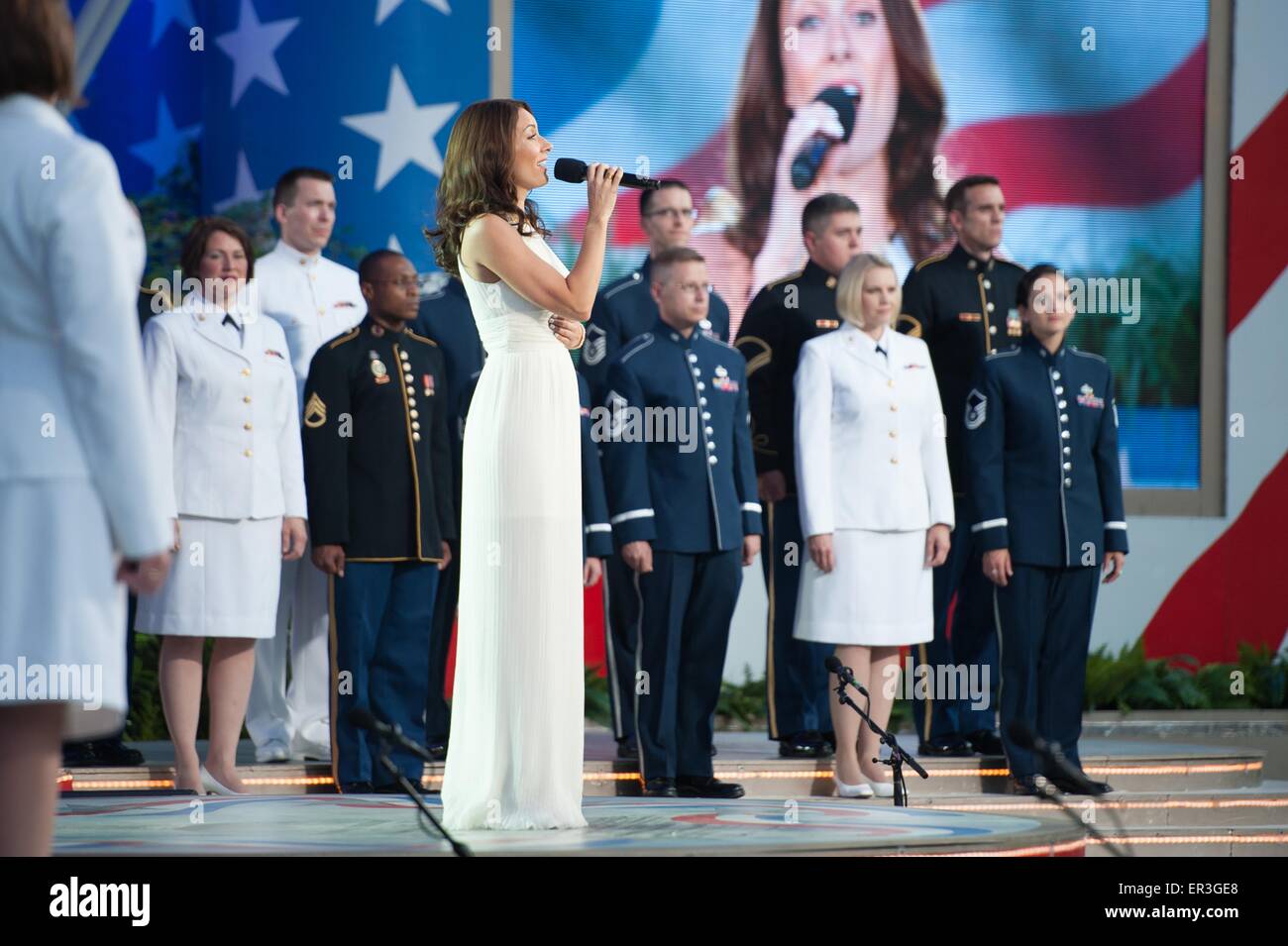 Tony Award Gewinner Schauspielerin und Sängerin Laura Benanti führt bei der 26. National Memorial Day Concert auf dem West-Rasen des Kapitols 24. Mai 2015 in Washington, DC. Die Veranstaltung ist Teil der Gedenktag zur Erinnerung an den Verstorbenen dienen der Nations. Stockfoto