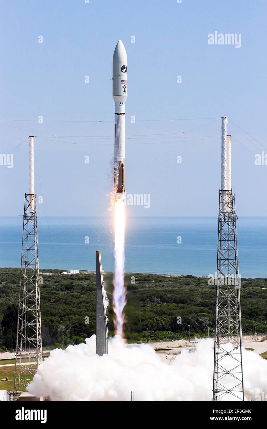 Die US Air Force Space und Missile Systems Center startet die AFSPC-5 Mission an Bord der United Launch Alliance Atlas V-Rakete 20. Mai 2015 in Cape Canaveral, Florida. Die Atlas V-Rakete durchgeführt in Low Earth Orbit eine X-37 b Orbital Test Vehicle, Kennzeichnung der vierten Raumflug für das X-37 b-Programm. Stockfoto