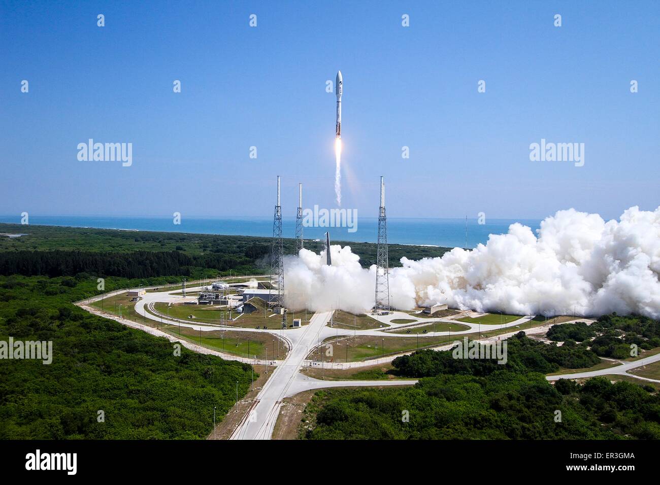 Die US Air Force Space und Missile Systems Center startet die AFSPC-5 Mission an Bord der United Launch Alliance Atlas V-Rakete 20. Mai 2015 in Cape Canaveral, Florida. Die Atlas V-Rakete durchgeführt in Low Earth Orbit eine X-37 b Orbital Test Vehicle, Kennzeichnung der vierten Raumflug für das X-37 b-Programm. Stockfoto