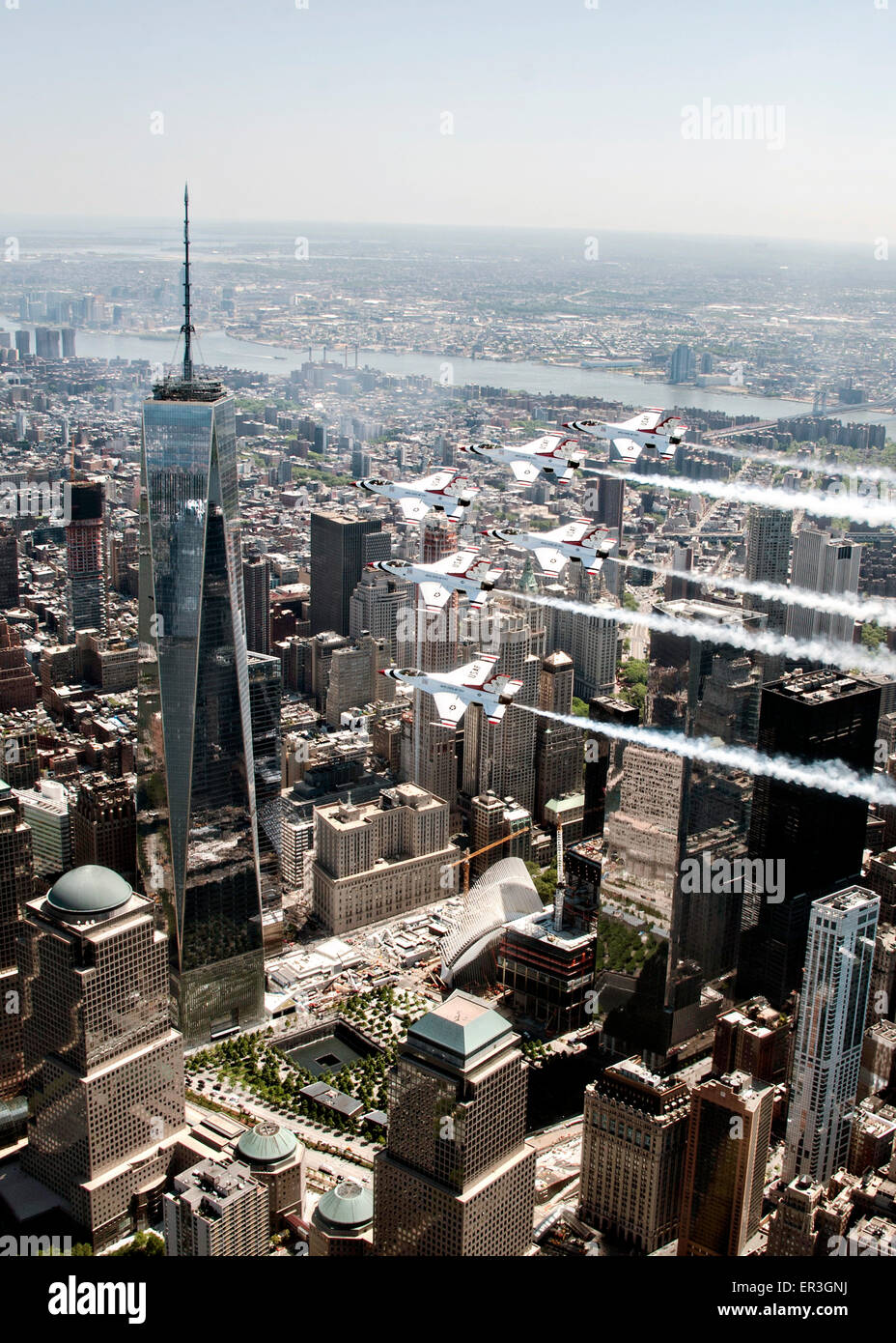 Die US Air Force Thunderbirds überfliegen in Delta-Formation One World Trade Center 22. Mai 2015 in New York City, New York. Die Thunderbirds durchführen in der Jones Beach Airshow während der Fleet Week. Stockfoto
