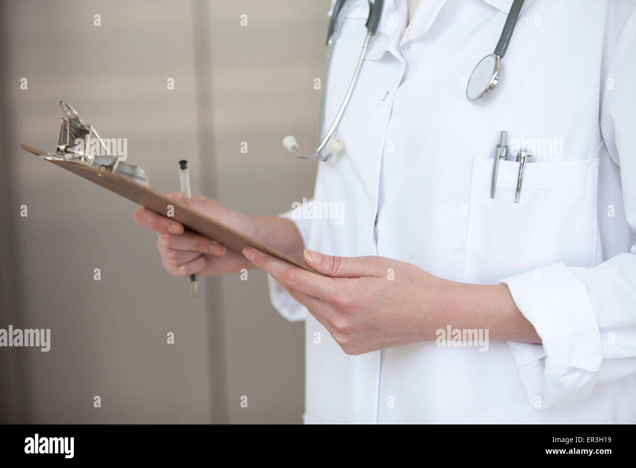 Arzt hinterfragen medizinischen Diagramm, beschnitten Stockfoto