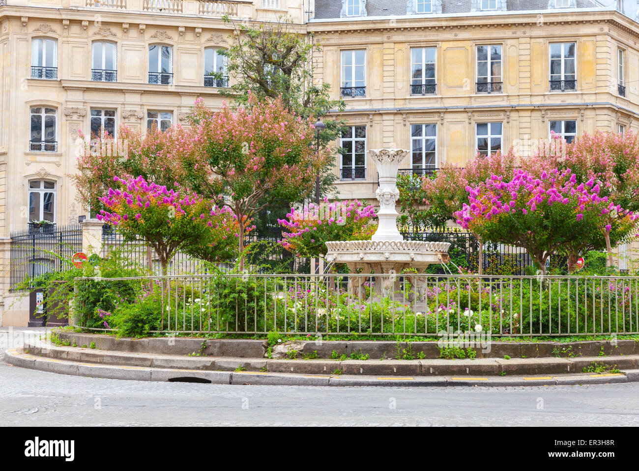 Alter Brunnen und bunten Blumen, Place Francois 1er, Paris, Frankreich Stockfoto