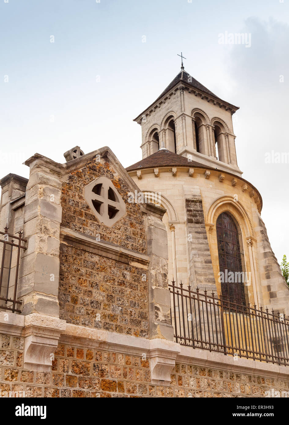 Die Kirche des Heiligen Petrus von Montmartre ist die älteste erhaltene Kirche in Paris. Paroisse Saint-Pierre de Montmartre Stockfoto
