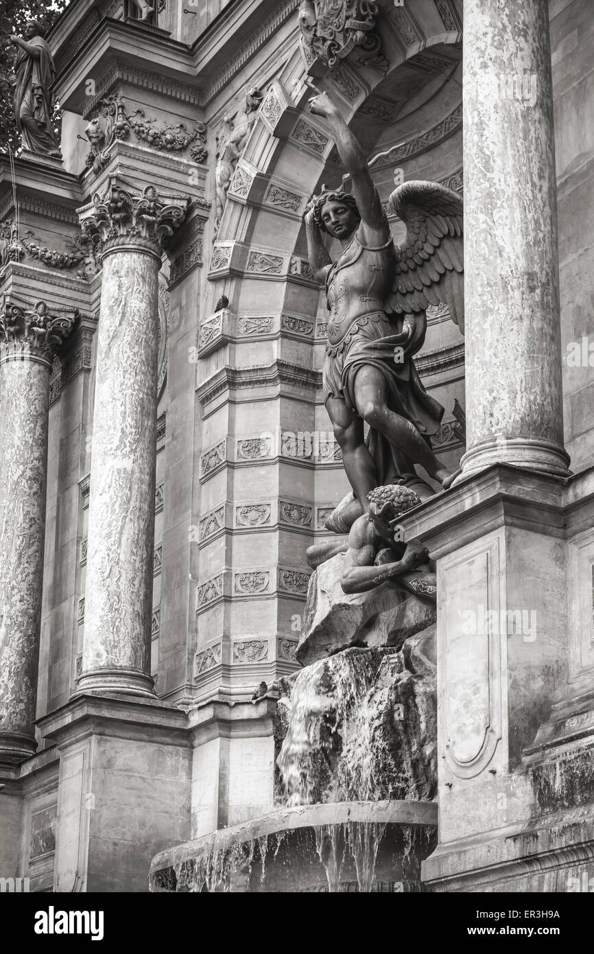 Fontaine Saint-Michel in Paris, Frankreich. Monochrome Foto ein beliebtes historisches Wahrzeichen Stockfoto