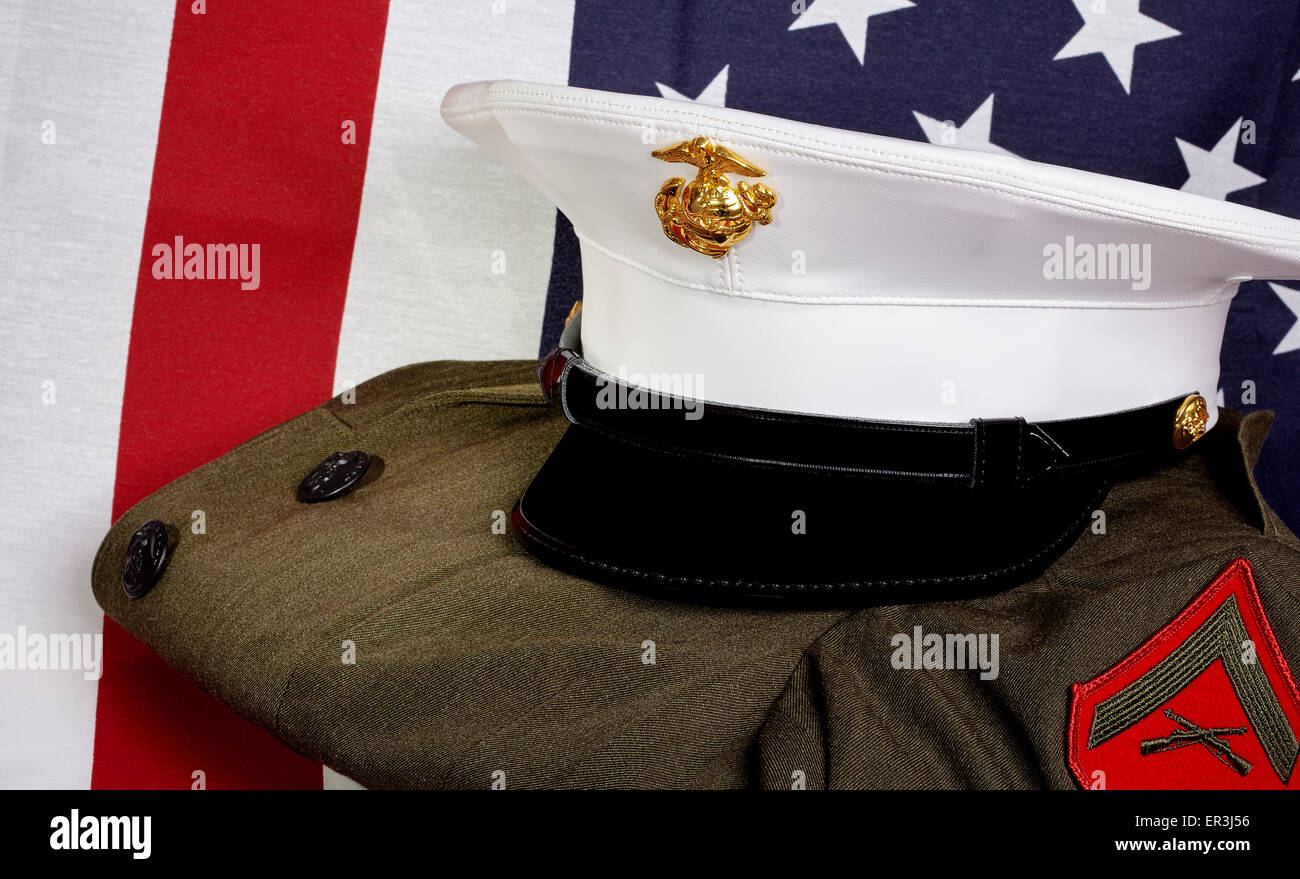 Vereinigte Staaten Marinekorps militärische Uniform und USA Flagge Stockfoto