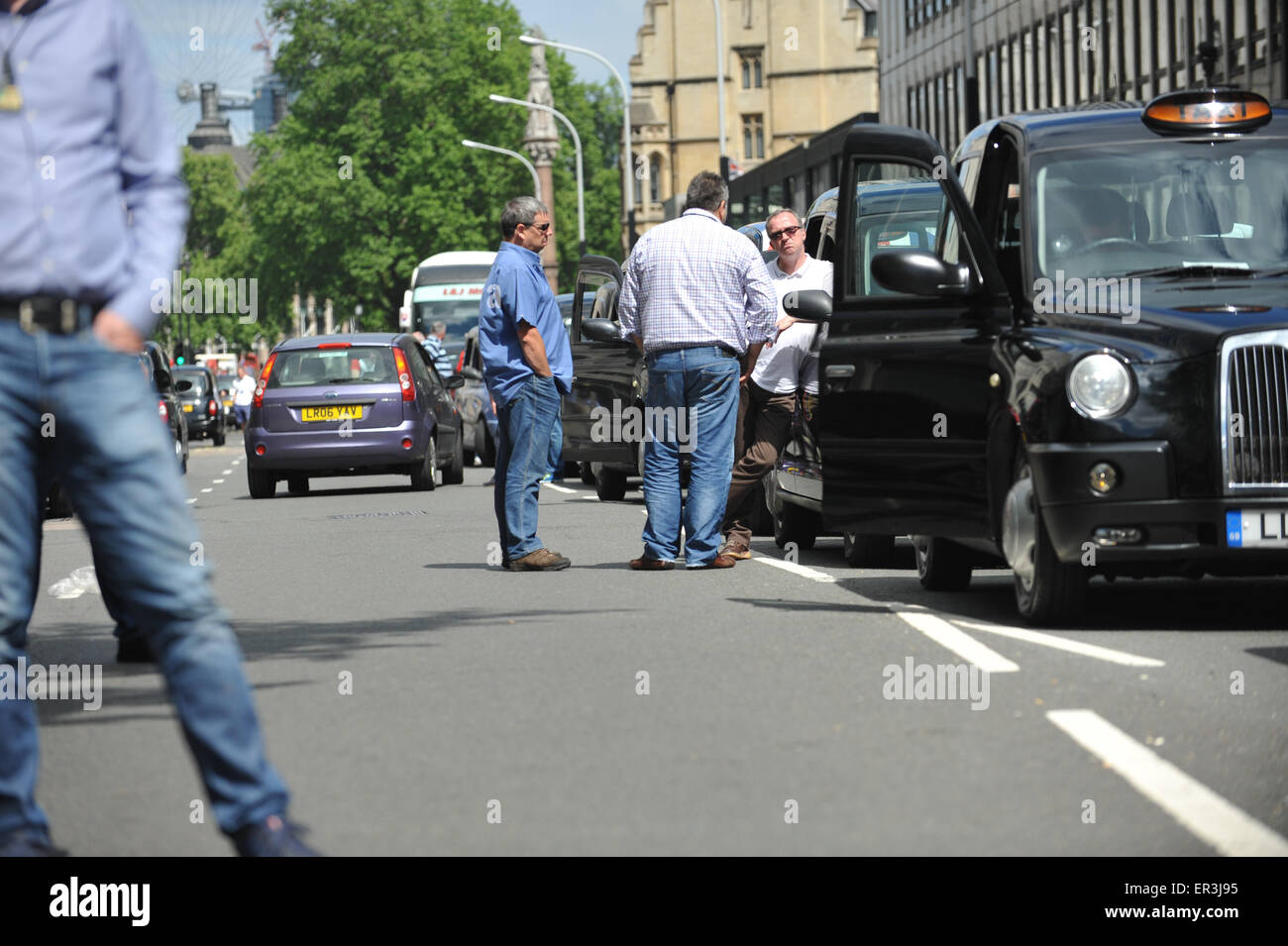 Westminster, London, UK. 26. Mai 2015. Hunderte von schwarzen Taxifahrer bringen Westminster zum Stillstand an einer Demonstration von United Taxifahrer Group (UCG) gegen TFL und Mini-Taxis. Bildnachweis: Matthew Chattle/Alamy Live-Nachrichten Stockfoto