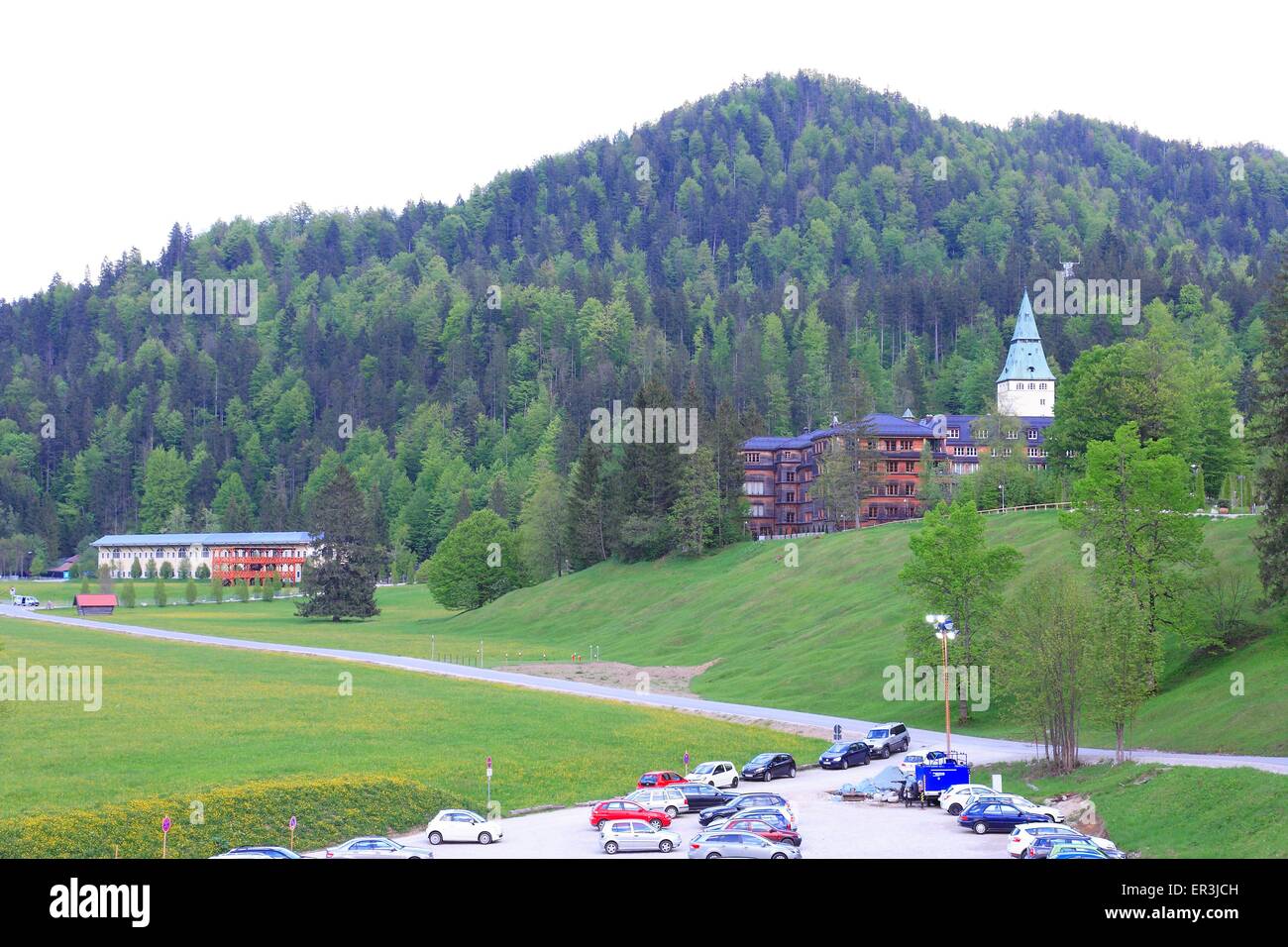 Das Presse-Center (l) auf Schloss Elmau (R) in der Nähe von Krün vor dem G7-Gipfel im Juni 2015 Stockfoto