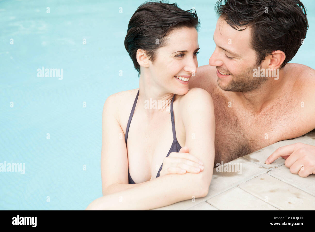 Paar erholsame zusammen im pool Stockfoto