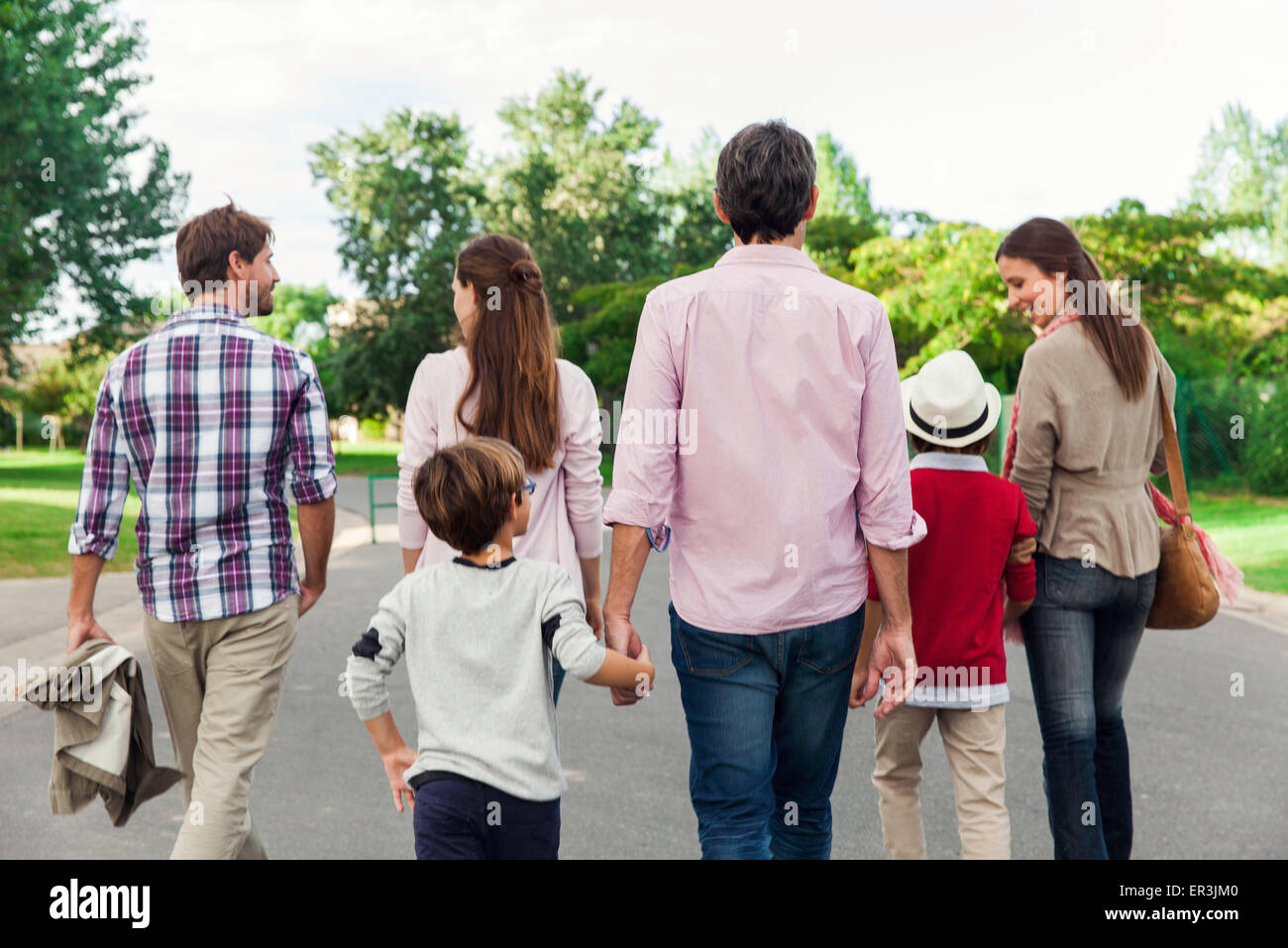 Familie zu Fuß zusammen draußen, Rückansicht Stockfoto